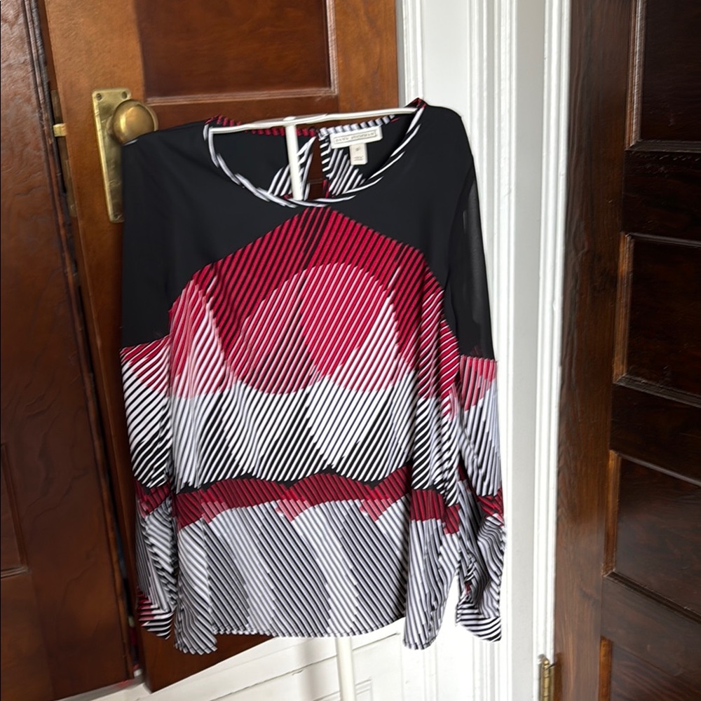 Dana Buchman‎ Elegant Blouse in Black with Geometric Design